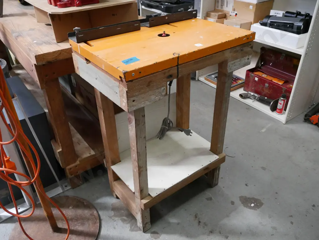 router table with router Image 1++