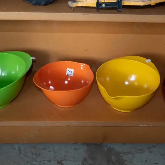 4x coloured plastic mixing bowls