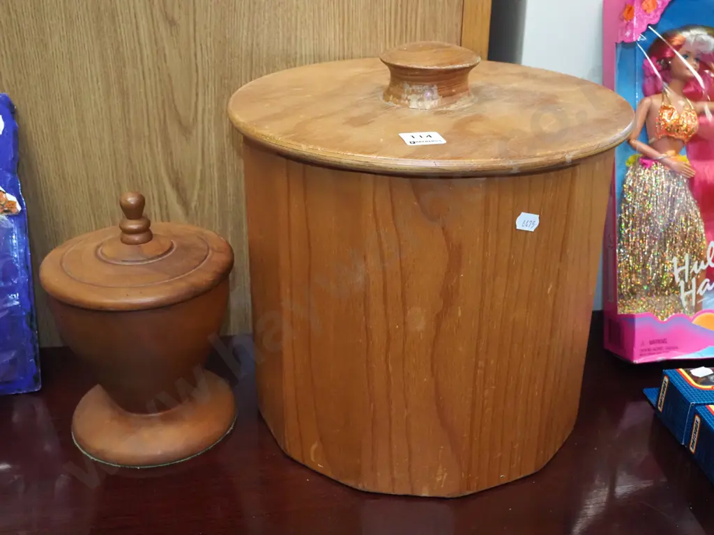 lidded wooden bowl, canister H270 Image 1++