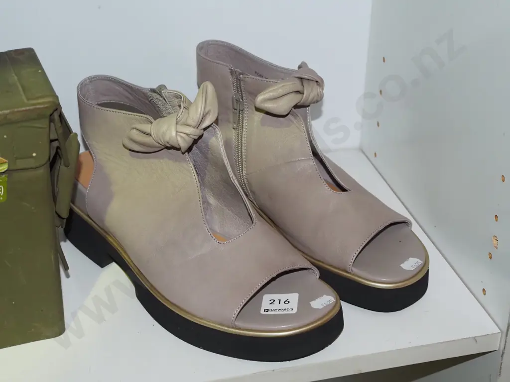pair of ladies size 39 shoes Image 1++