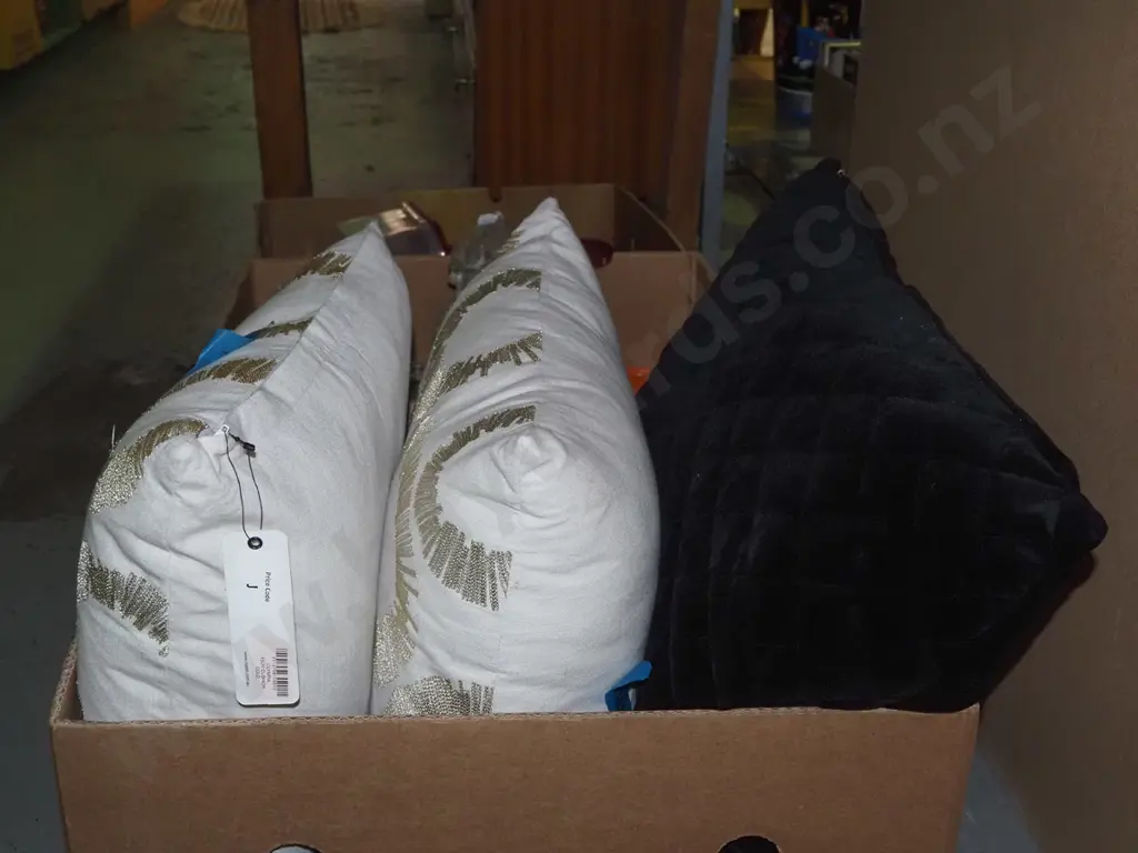 box; 3 cushions Image 1++