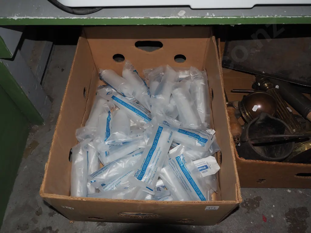 box; sterile hypodermic syringes  Image 1++