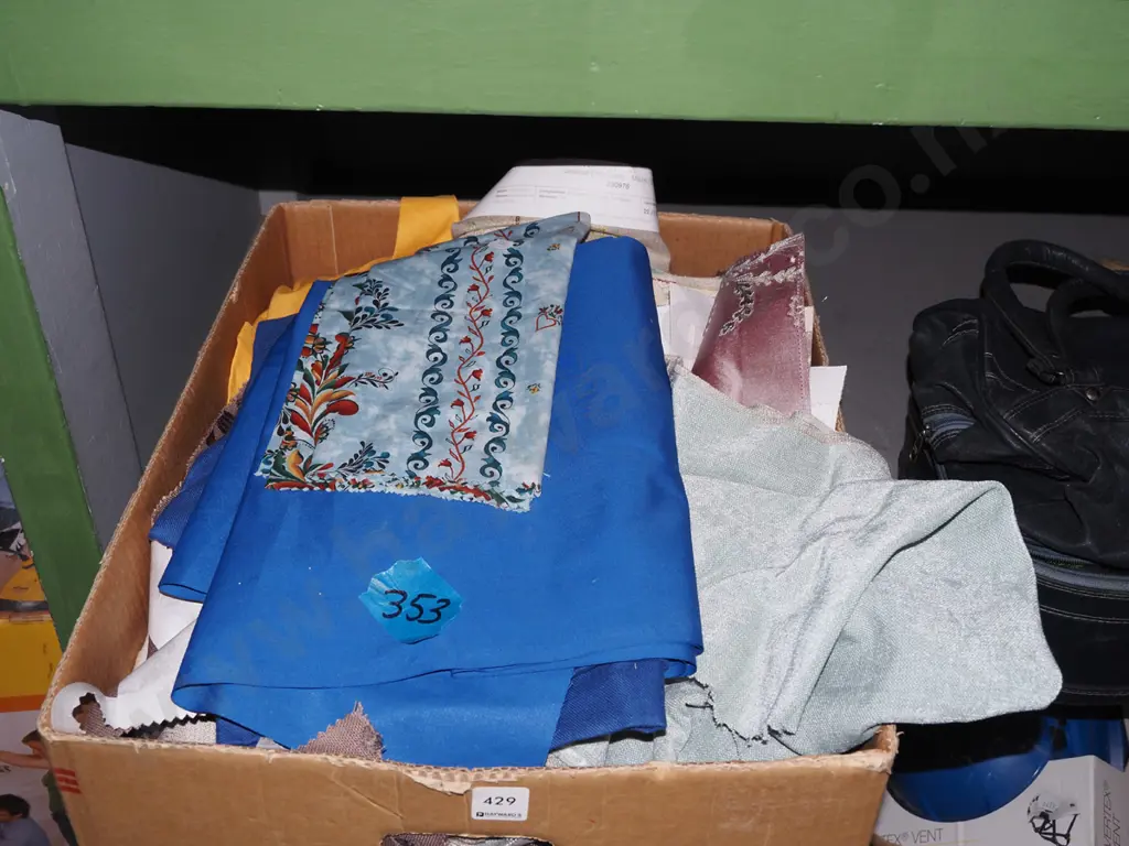 box; fabric pieces Image 1++