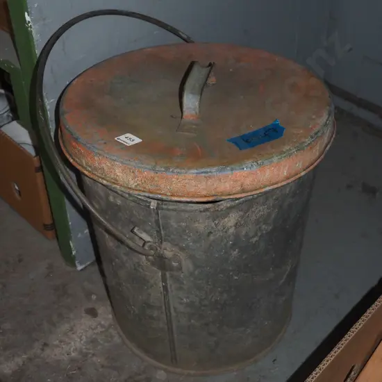 lidded ash can