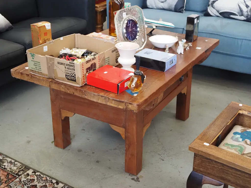 rustic hardwood coffee table with 1 drawer, metal drop handles H490 W1020 D700 Image 1++