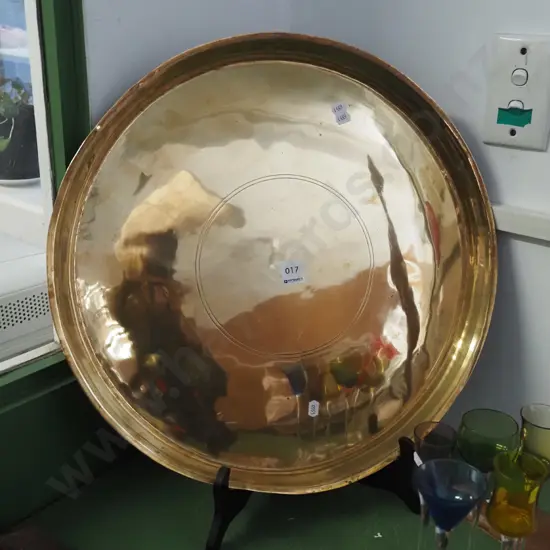 brass charger on stand Daim480