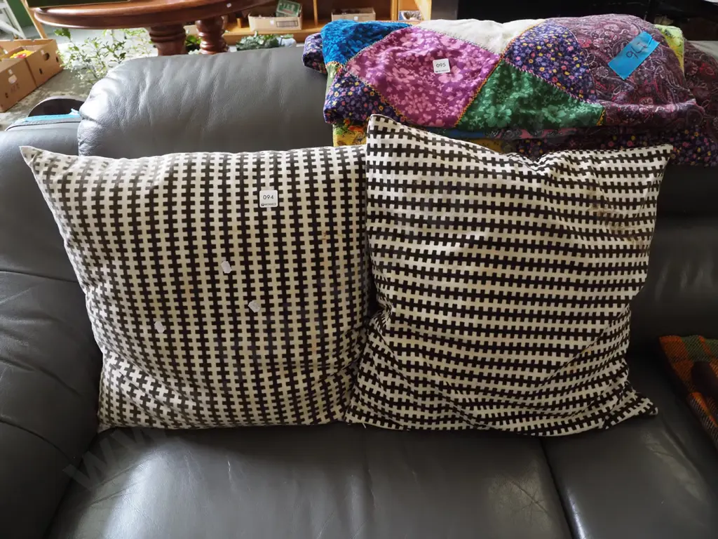 2x cushions Image 1++