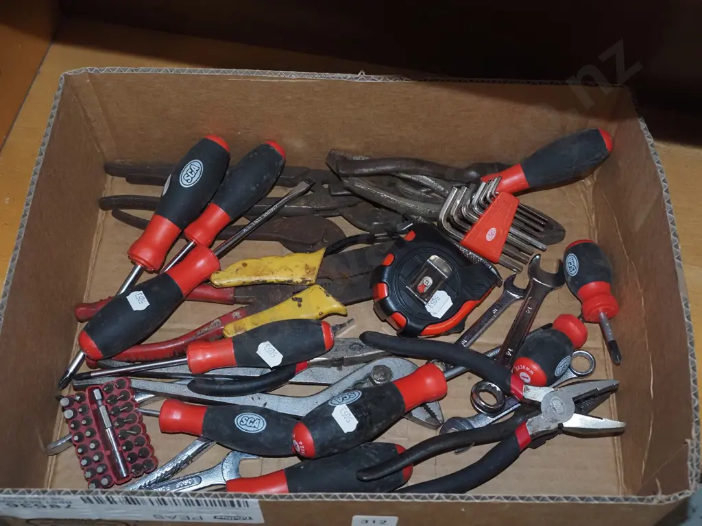 box; hand tools; screwdrivers, pliers etc Image 1++