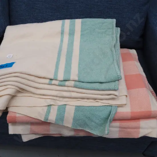 2x woollen blankets