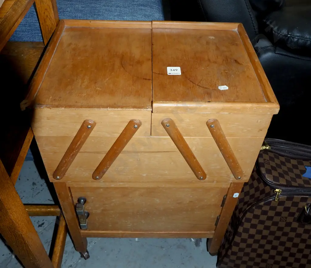 wooden sewing concertina - slight damage Image 1++