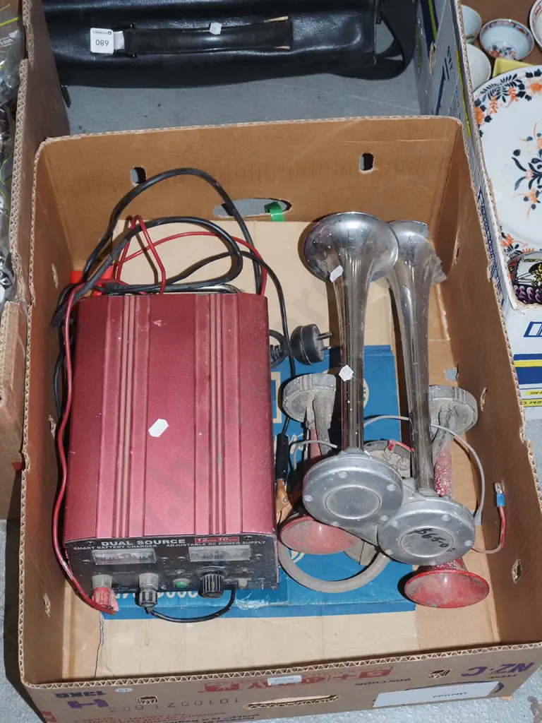 box; battery charger, air horns Image 1++
