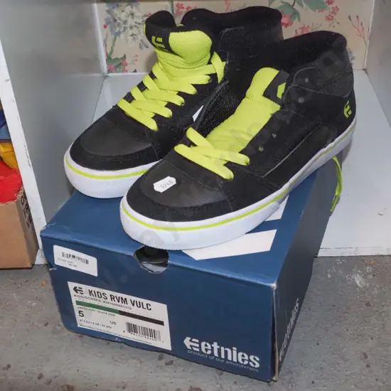 pair of Etnies size UK 4 sneakers