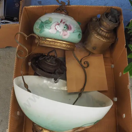 Victorian rise and fall kerosene lantern with hand painted shade - needs a clean