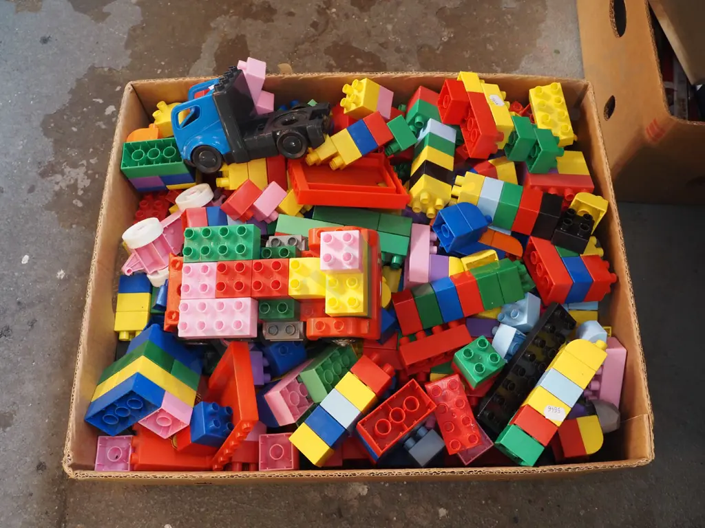 box; various Duplo style blocks Image 1++