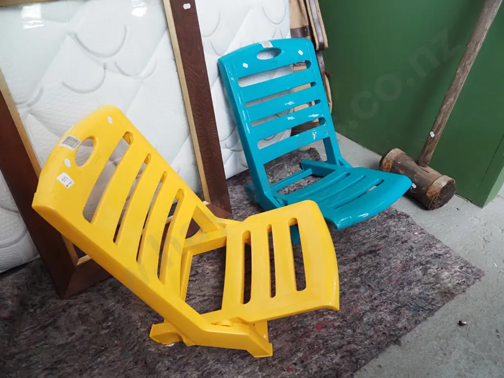 2x plastic beach chairs Image 1++