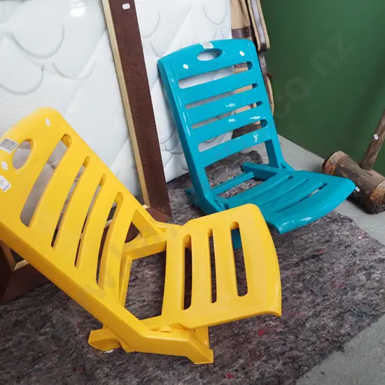 2x plastic beach chairs