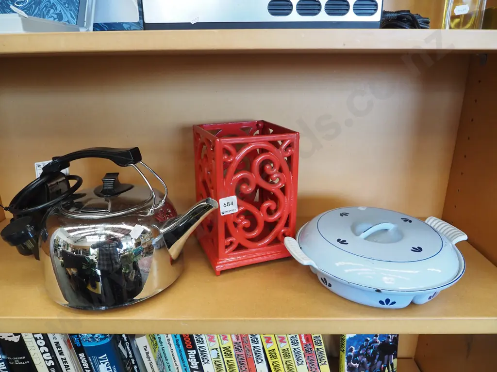 cast iron and enamel segmented baking dish, utensil holder, electric kettle Image 1++