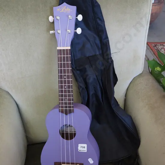 Aria ukelele and case