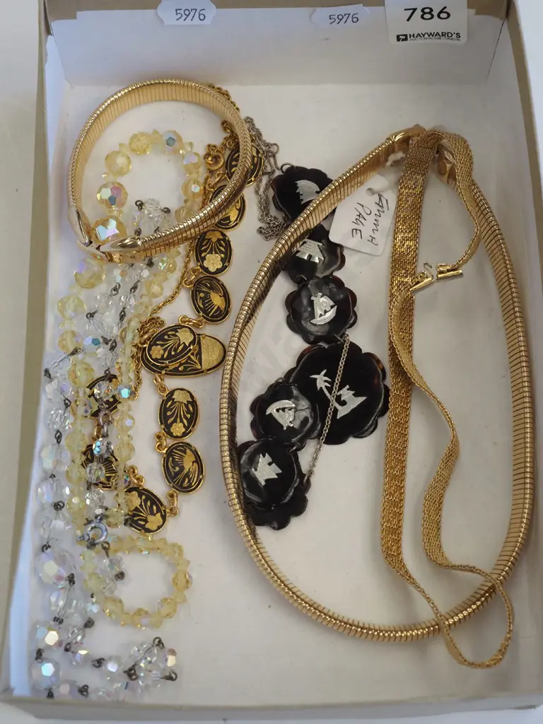 box; necklaces, bracelet Image 1++