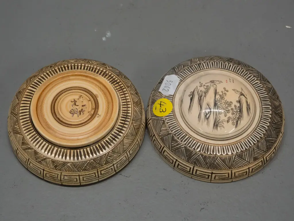 faux ivory or bone container with threaded lid - threads are binding, hard to close, diameter 90 Image 1++