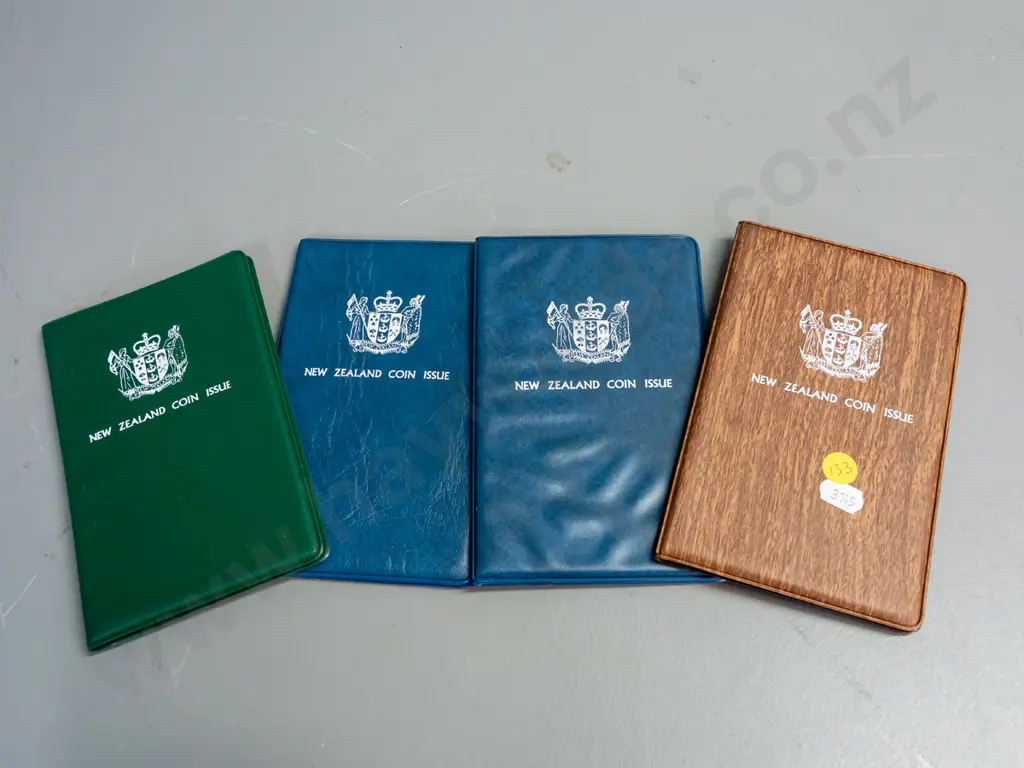4x NZ coin collector sets: 1977 w/ Jubilee dollar, 1978 w/ Beehive dollar, 1979 & 1980 Image 1++