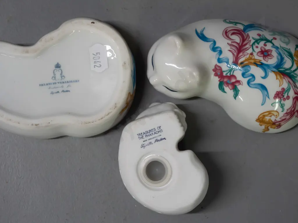 2 porcelain Elizabeth Arden sleeping cats, one a lidded trinket, and a small Chinese beaker with bamboo pattern H-85, Image 1++