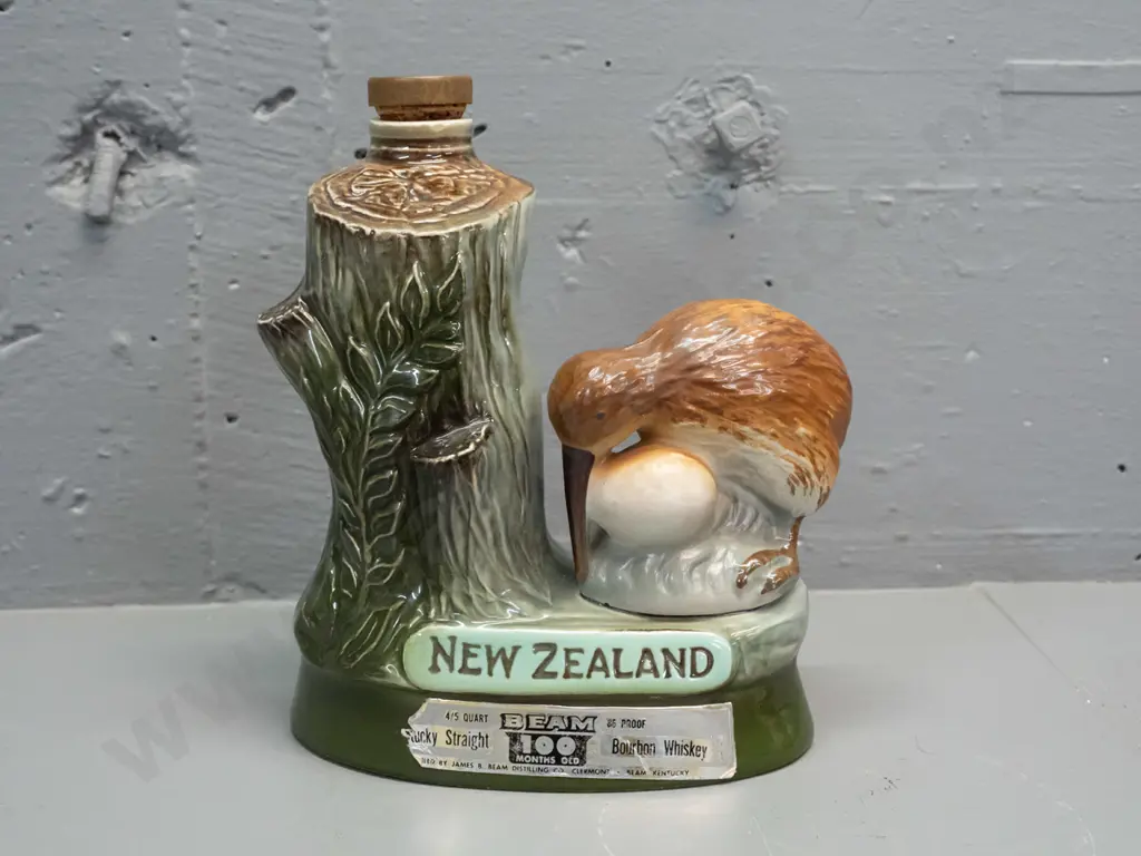 Jim Beam kiwi decanter - empty - marked Regal China 1974. Jim Beam label partly missing. H-215 W-170 Image 1++