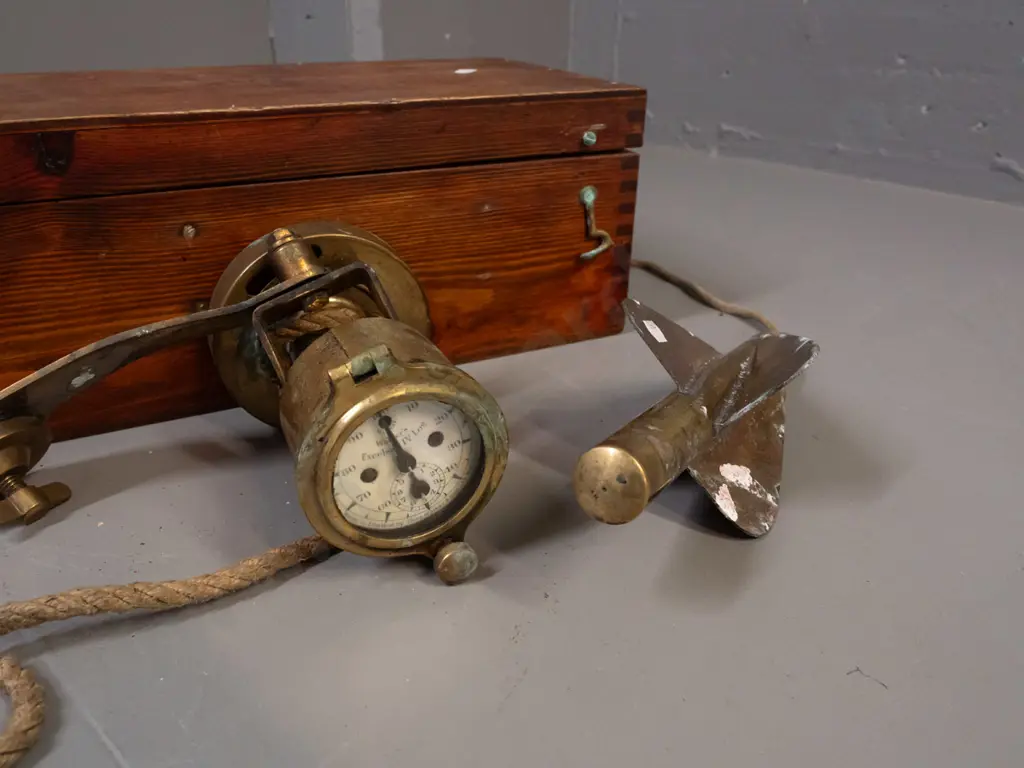 vintage Walker & Sons Excelsior IV yacht or boat log mechanism and trailing propeller in fitted case - fittings and case Image 1++