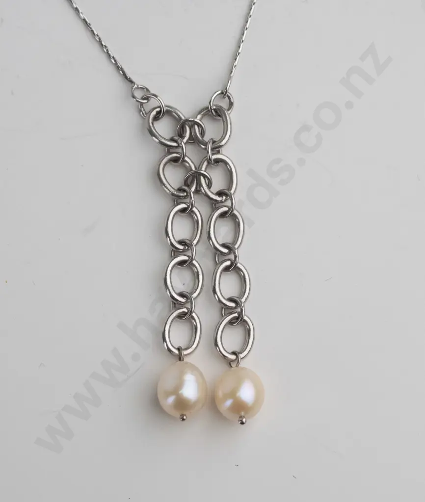 pearl and sterling silver pendant and chain Image 1++