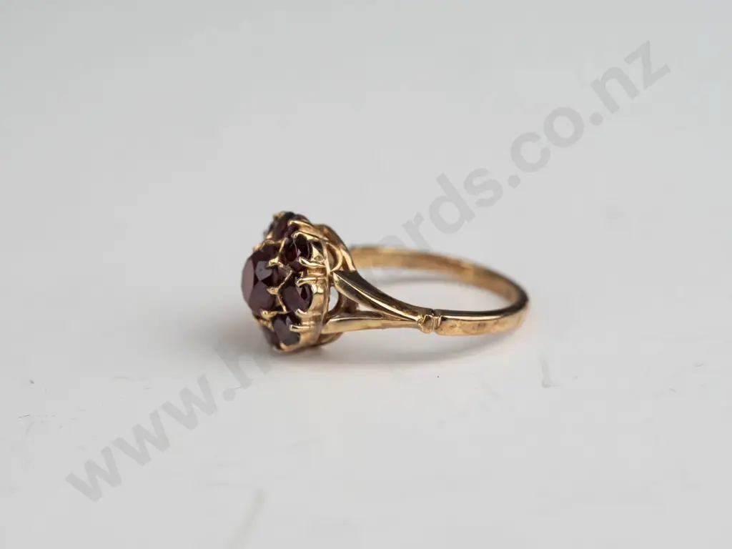 9ct garnet cluster ring 3.6gms - size  M Image 1++