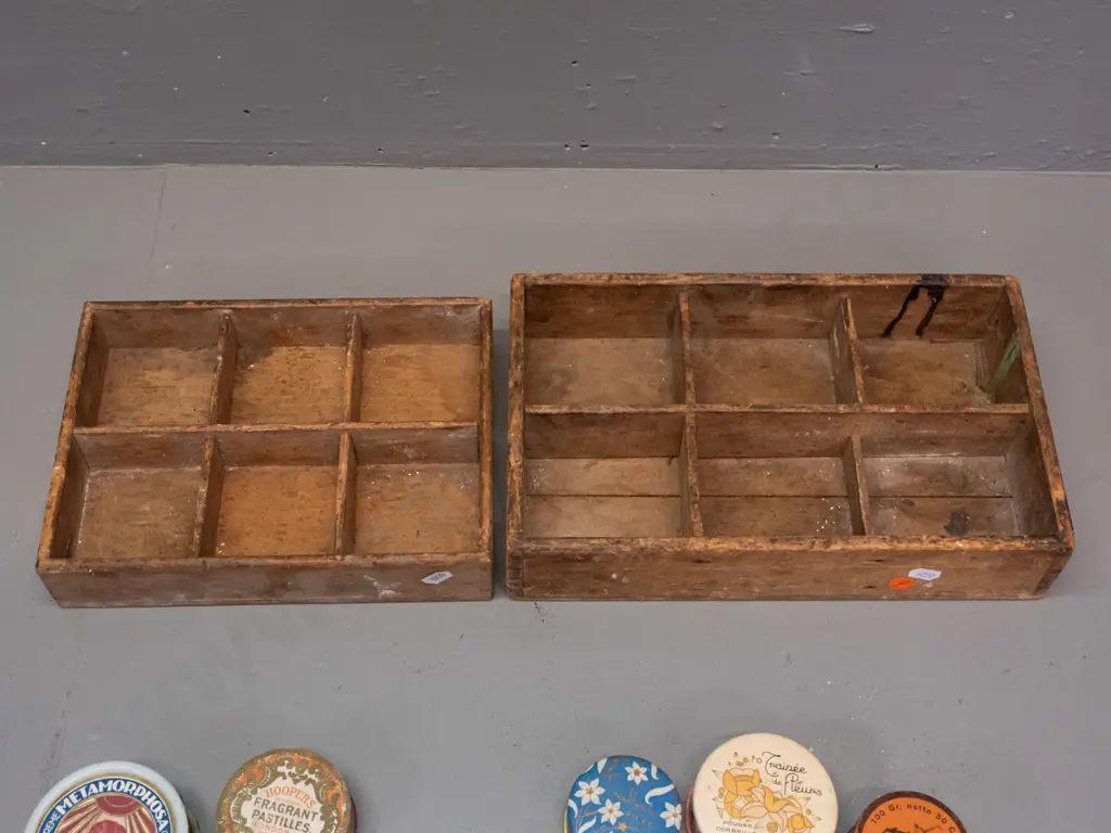 12 assorted vintage tins and cardboard face powder containers, some with contents in 2 pine holders. Violin rosin, Image 1++