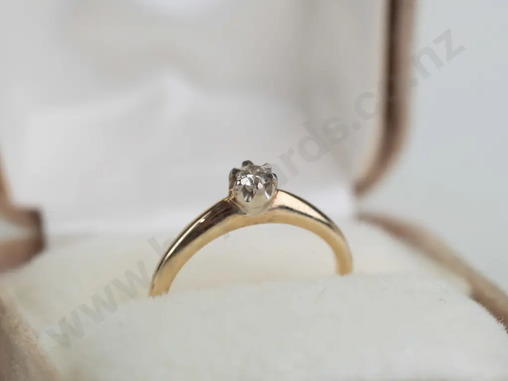 9ct diamond ring approx .12cts 2.4grams - size M Image 1++