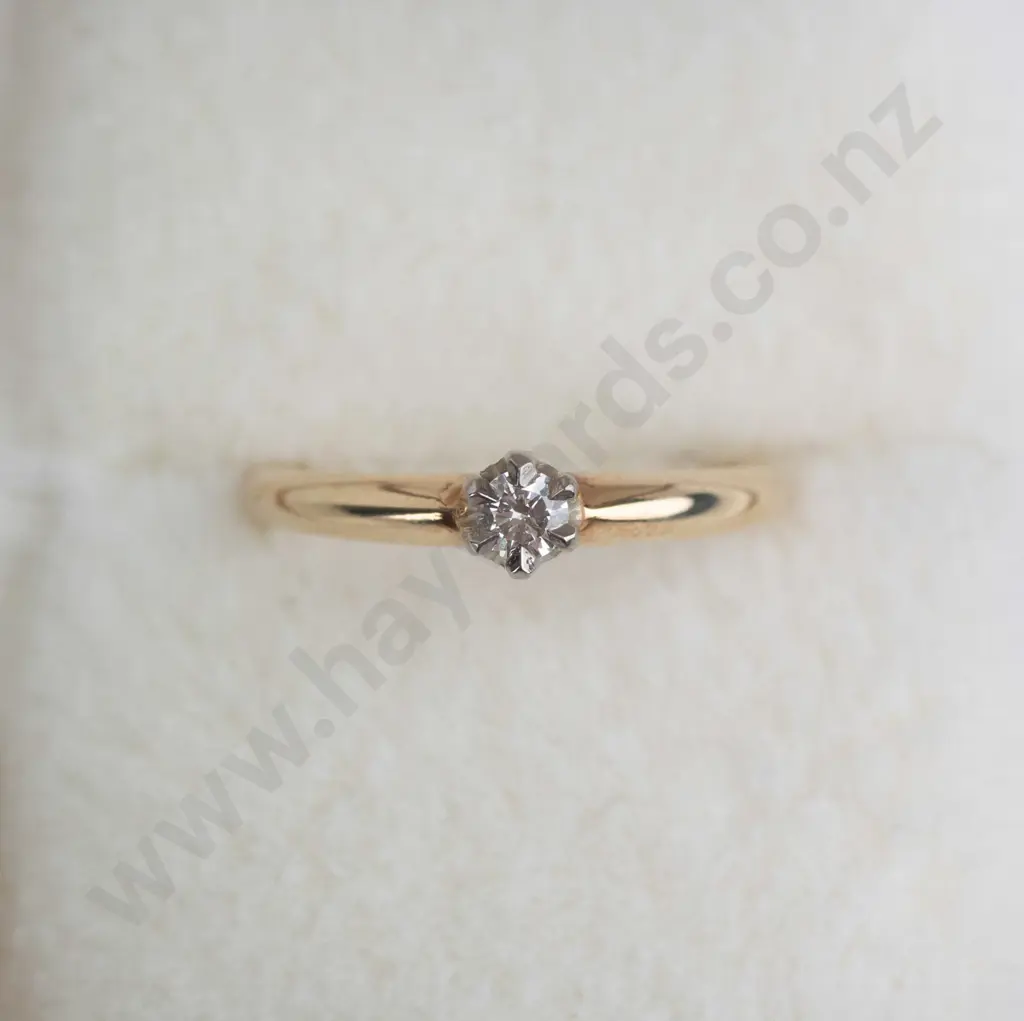 9ct diamond ring approx .12cts 2.4grams - size M Image 1++