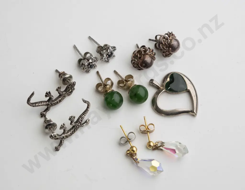 5x pairs of earrings, greenstone heart pendants Image 1++