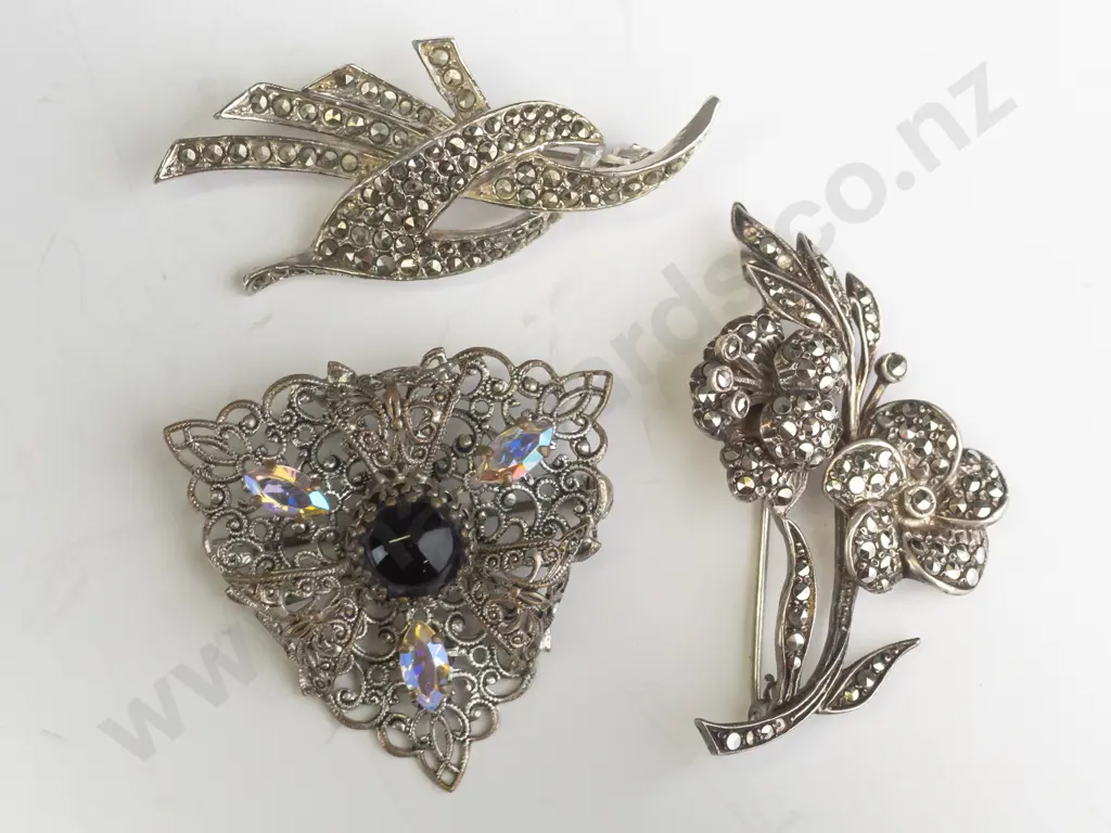 3 costume brooches Image 1++
