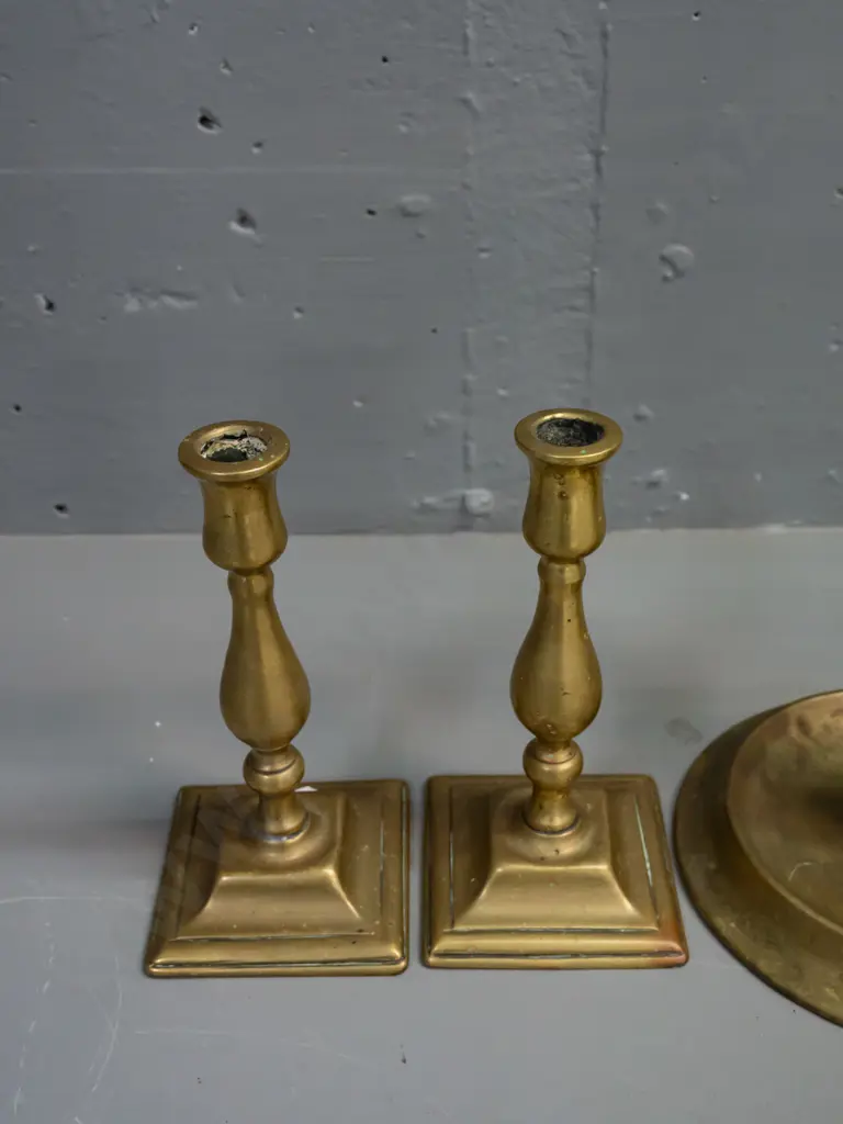 2 pairs of Victorian brass candlesticks - large pair open twist H-465 and a small pair on square base - overall Image 1++