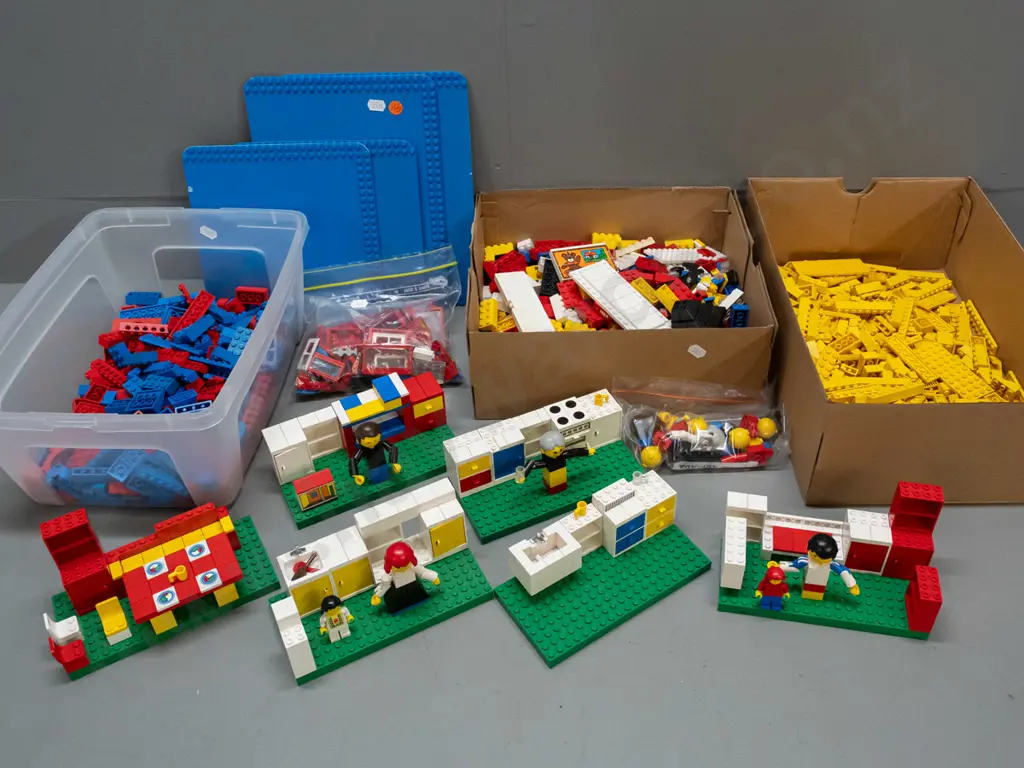 assorted 1970s / 80s "house" Lego with 6 green plates and 4 blue plates, assorted figures, kitchen and bathroom items, Image 1++