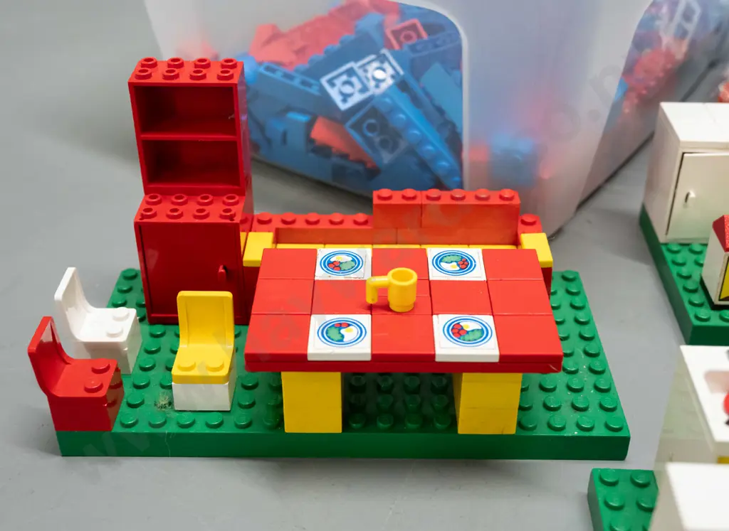 assorted 1970s / 80s "house" Lego with 6 green plates and 4 blue plates, assorted figures, kitchen and bathroom items, Image 1++