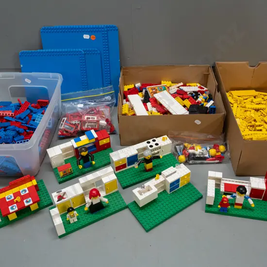 assorted 1970s / 80s "house" Lego with 6 green plates and 4 blue plates, assorted figures, kitchen and bathroom items,