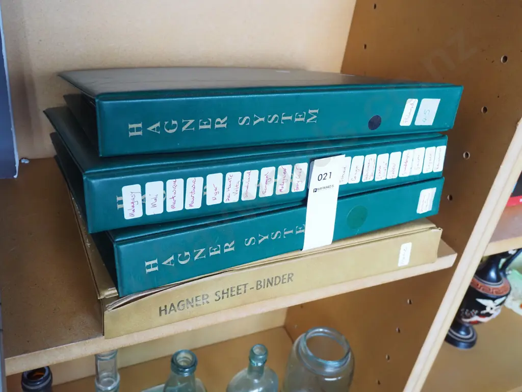 4x stamp albums Image 1++