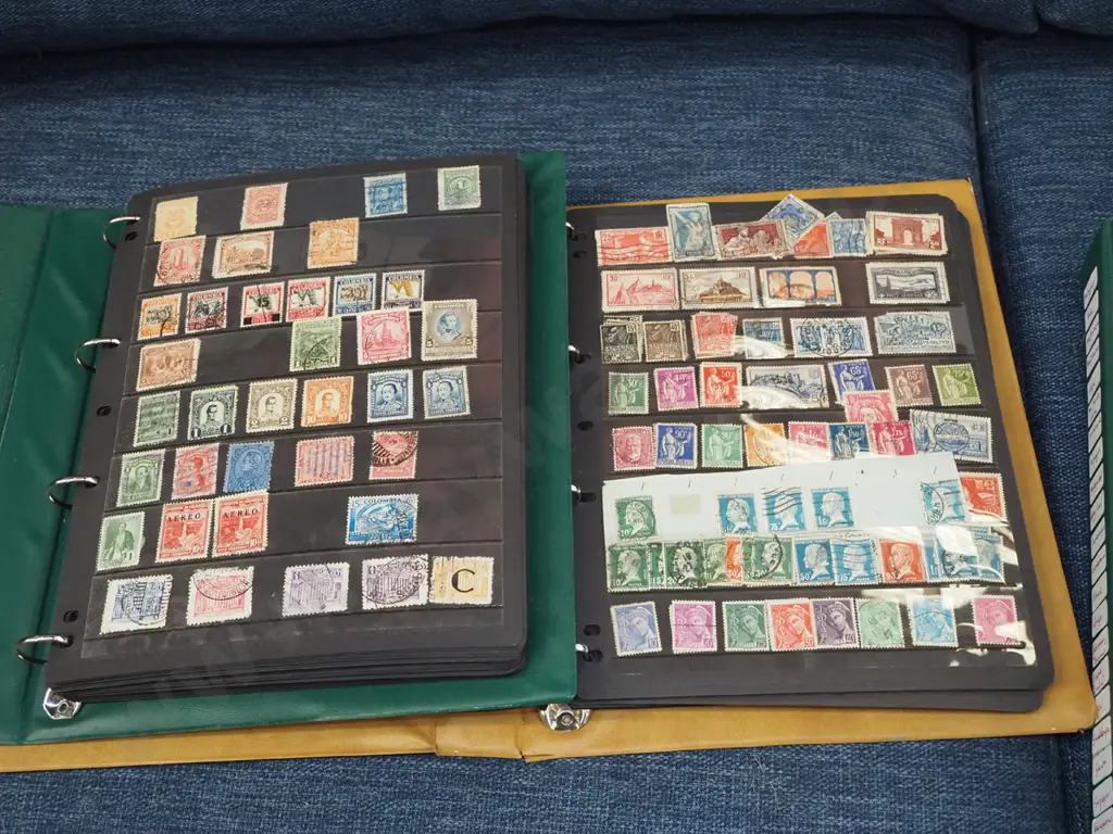 4x stamp albums Image 1++