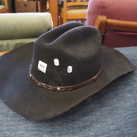 black felt size 61 cowboy hat