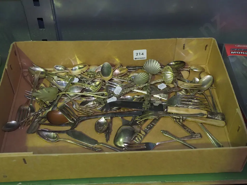 box; forks, teaspoons etc Image 1++