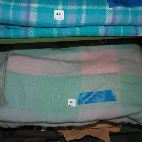 2x woollen blankets