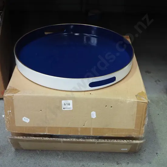 box; 4 blue and white circular plastic trays