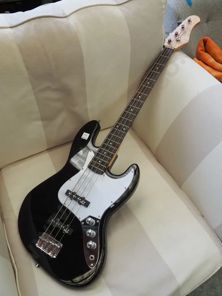 Stagg full-size bass guitar Image 1++