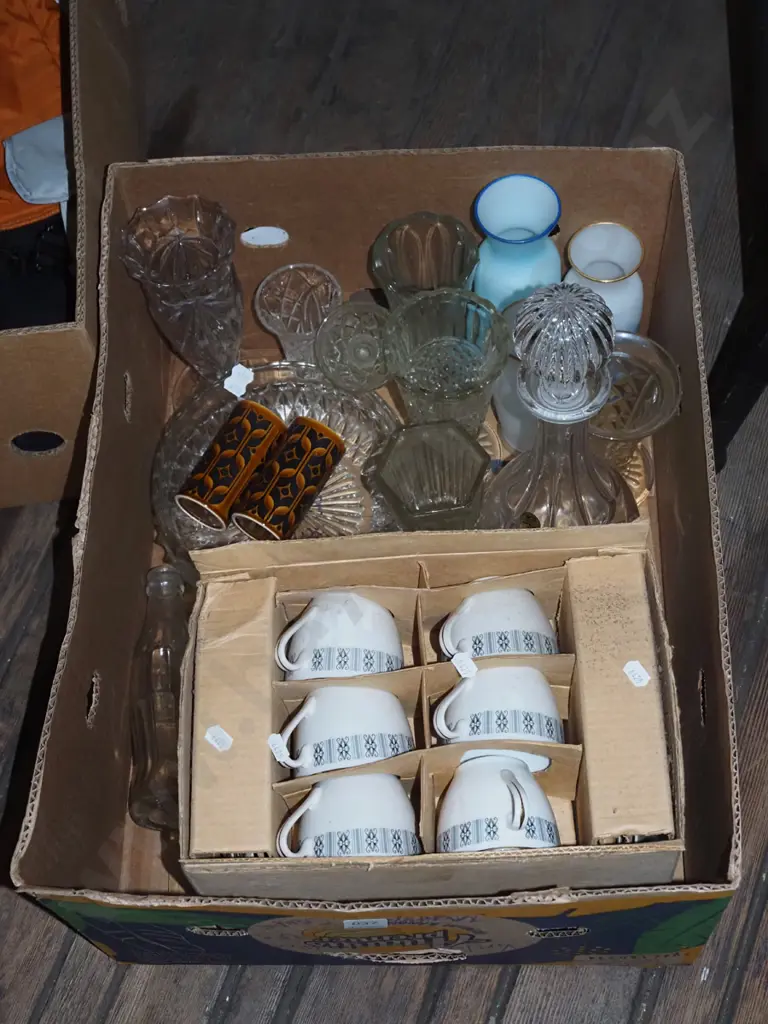 box; tea set, decanters, vases etc Image 1++