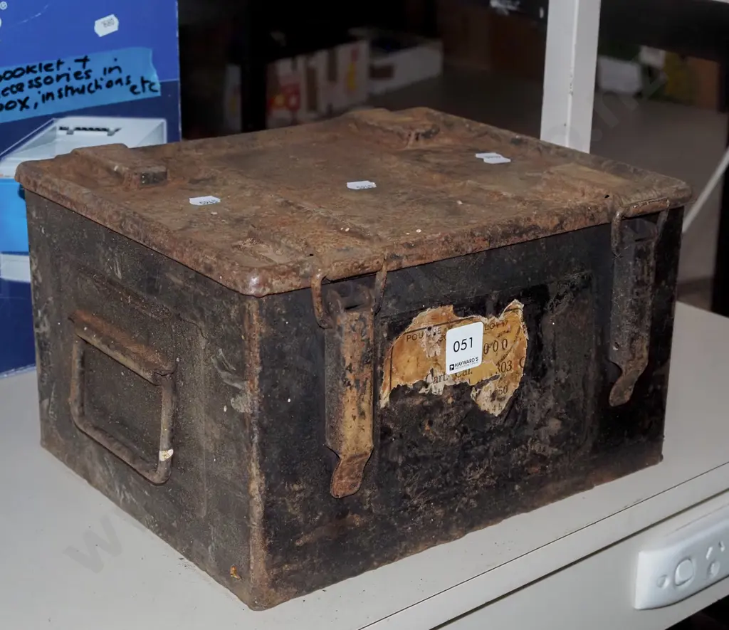 rusty ammunition tin Image 1++
