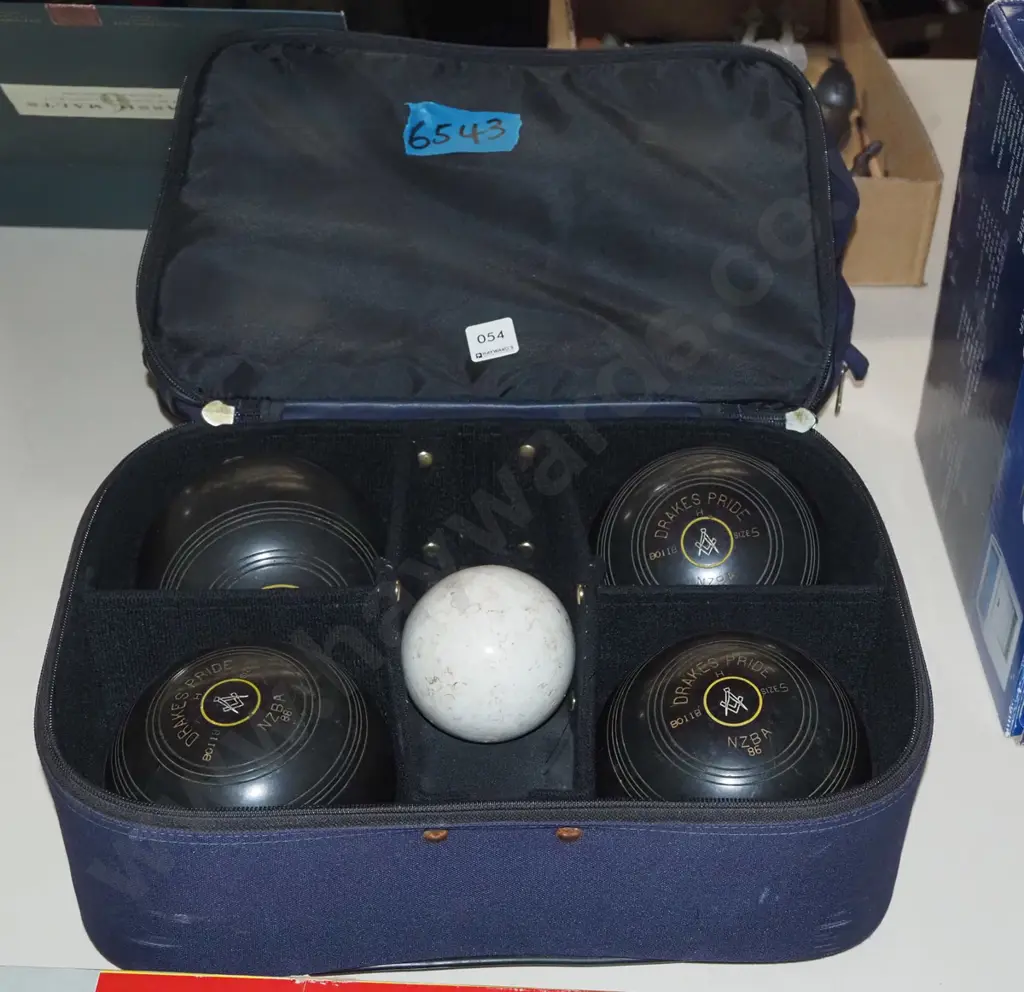 set of Drakes Pride lawn bowls Image 1++
