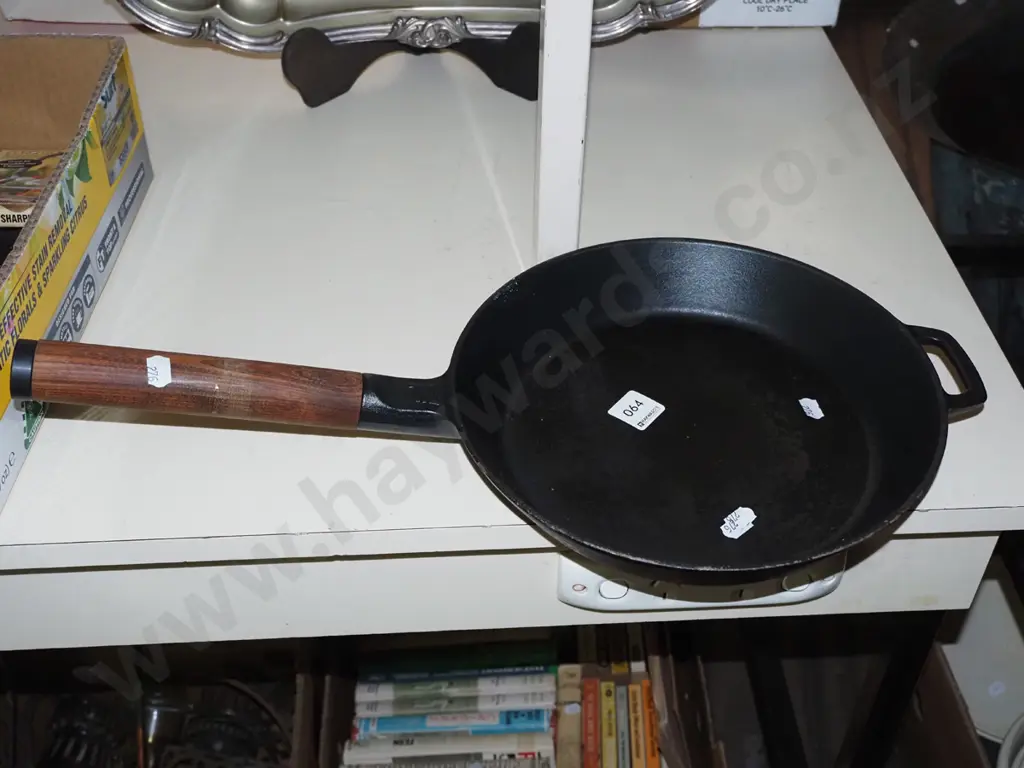 cast iron wooden handled frying pan Image 1++